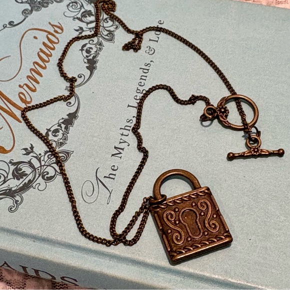 Frida Kahlo Antiqued Bronze High Gloss Portrait Pendant On Curb Chain - Picture 5 of 8